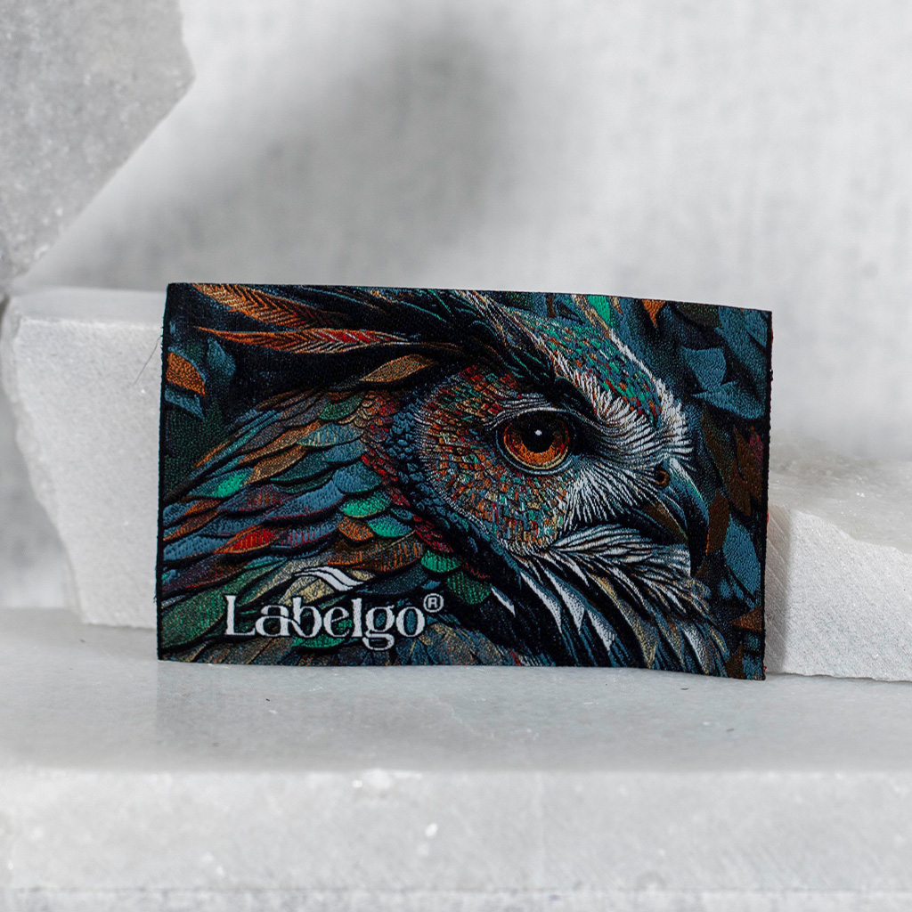 Woven fabric label with artwork